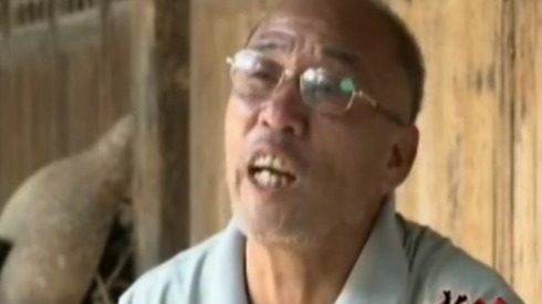 革命烈士谢文锦从小性格古怪，背书的时候跟同学唱反调