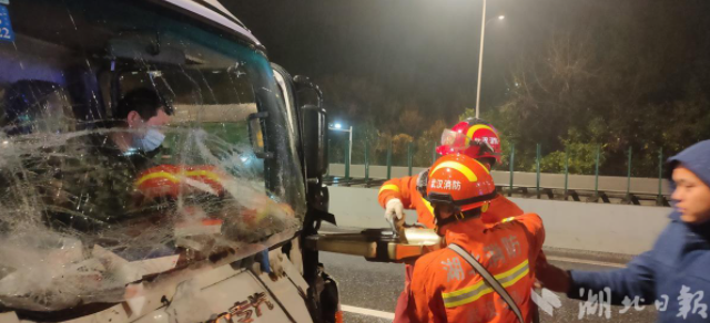 夜间切勿疲劳驾驶！凌晨武汉三环线两起追尾车祸