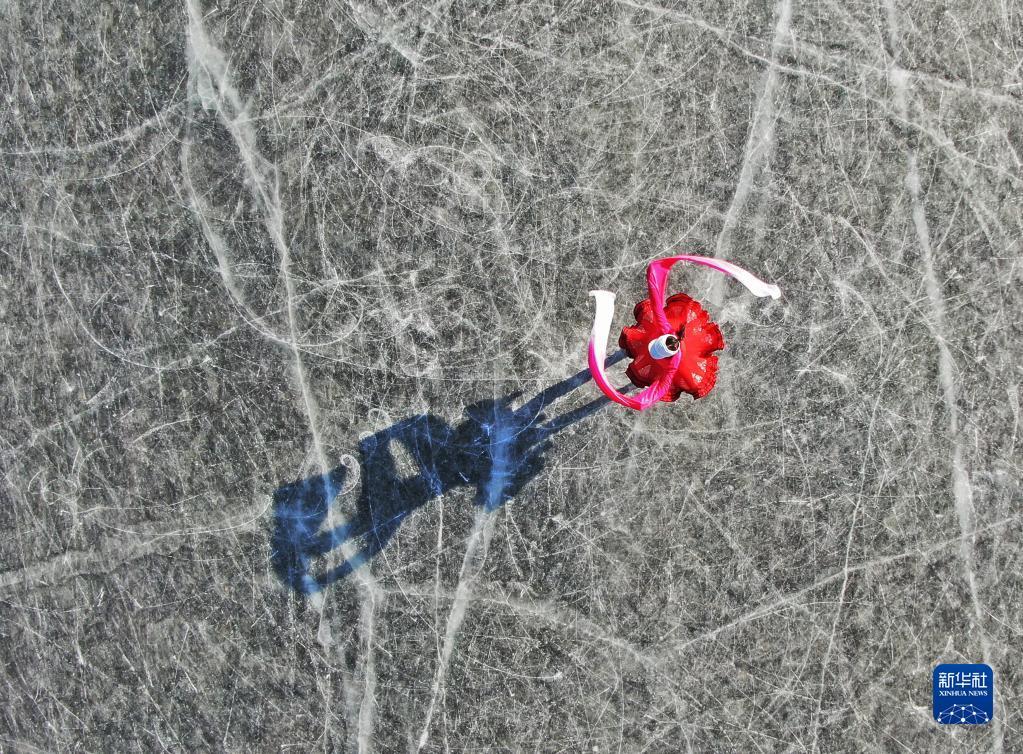 1月4日，一位花样滑冰爱好者在沈阳北陵公园练习（无人机照片）。新华社记者 杨青 摄