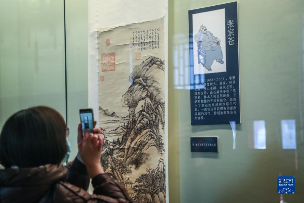 1月4日，参观者在展览中观看展出的画作。新华社记者 潘昱龙 摄