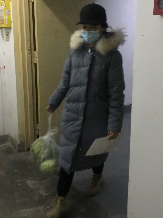 为居民提供上门送菜服务的蒋悦