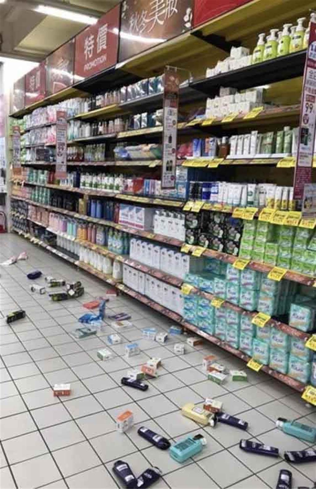台湾突发6.4级地震：超市货物“如山崩倒塌” 有人被困电梯