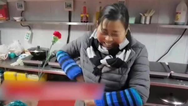 郑州“抗癌共享厨房”为患者家属送上小红花祝福