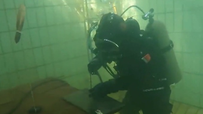 水中焊花闪烁，海军潜艇学院的潜水员用特殊方式送祝福