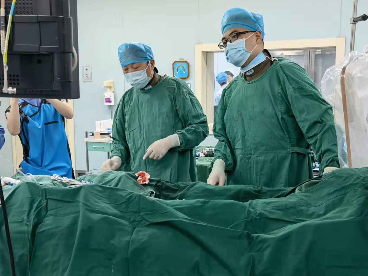 陈守宏主任医师、邵中兴副主任医师在手术过程中