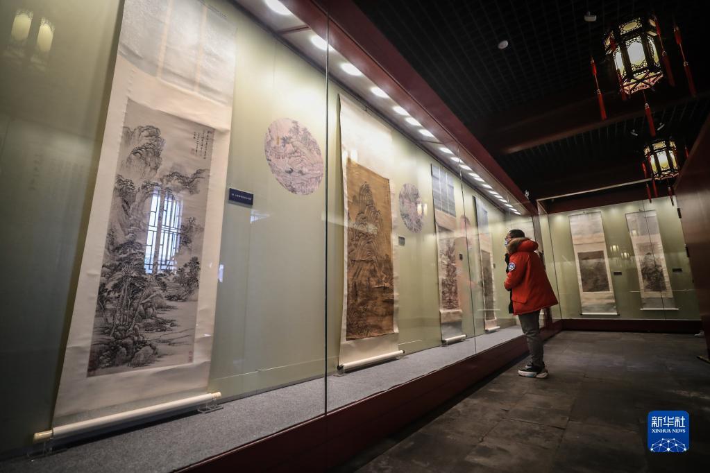 1月4日，参观者在展览中观看展出的画作。新华社记者 潘昱龙 摄
