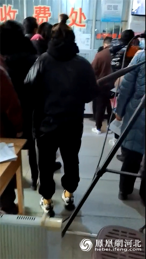 图8：高阳县妇幼保健院没有贴一米线，也没有人落实排队间隔一米措施