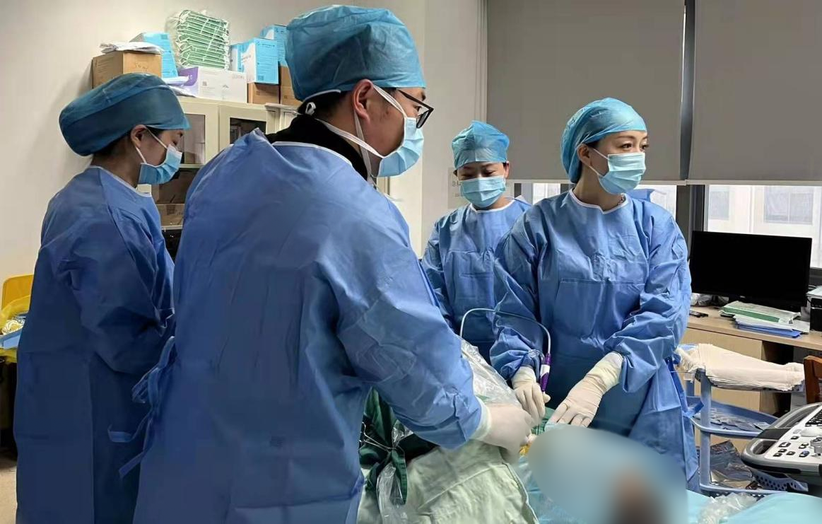 图为中大医院超声医学科胡中倩副主任医师（右一）带领团队为患者进行微波消融微创手术。
