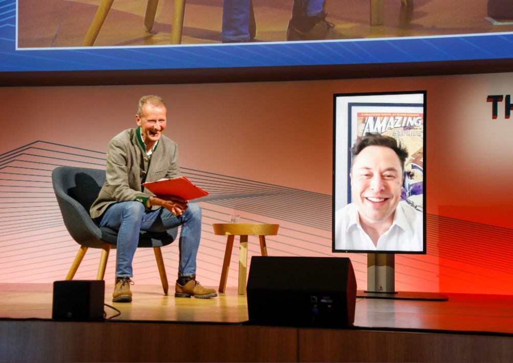 马斯克与大众高管会议现场进行视频连线