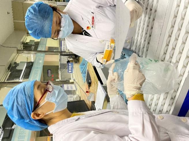 药师对药品进行核对