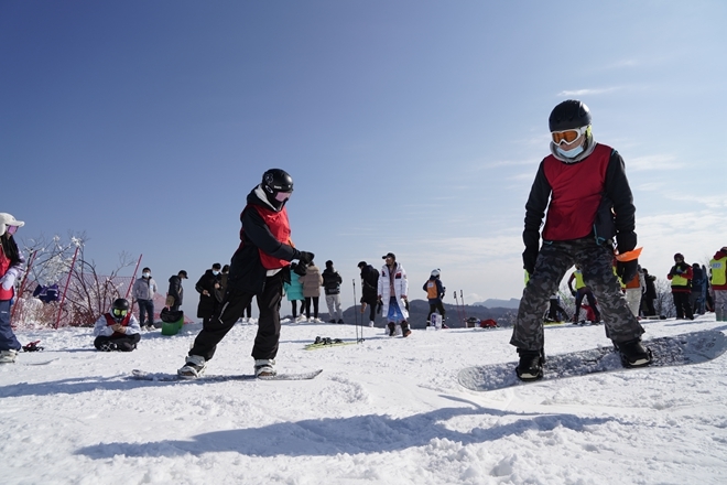 恩施绿葱坡滑雪场高级雪道正式开放