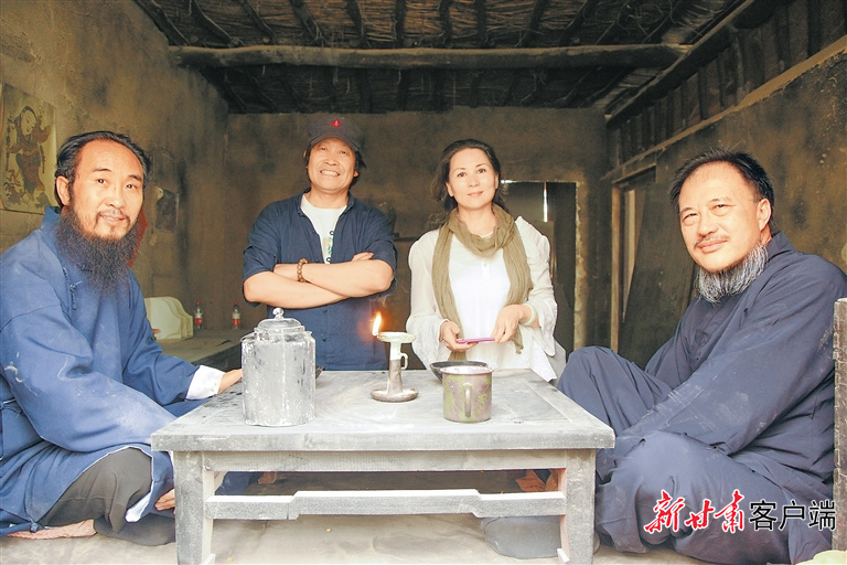 秦川（左二）、安秋（右二）导演在《敦煌画派》片场