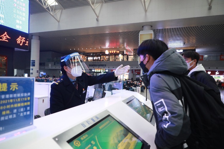 南昌站“红土情”服务台工作人员回答旅客问询。（张杰 摄）