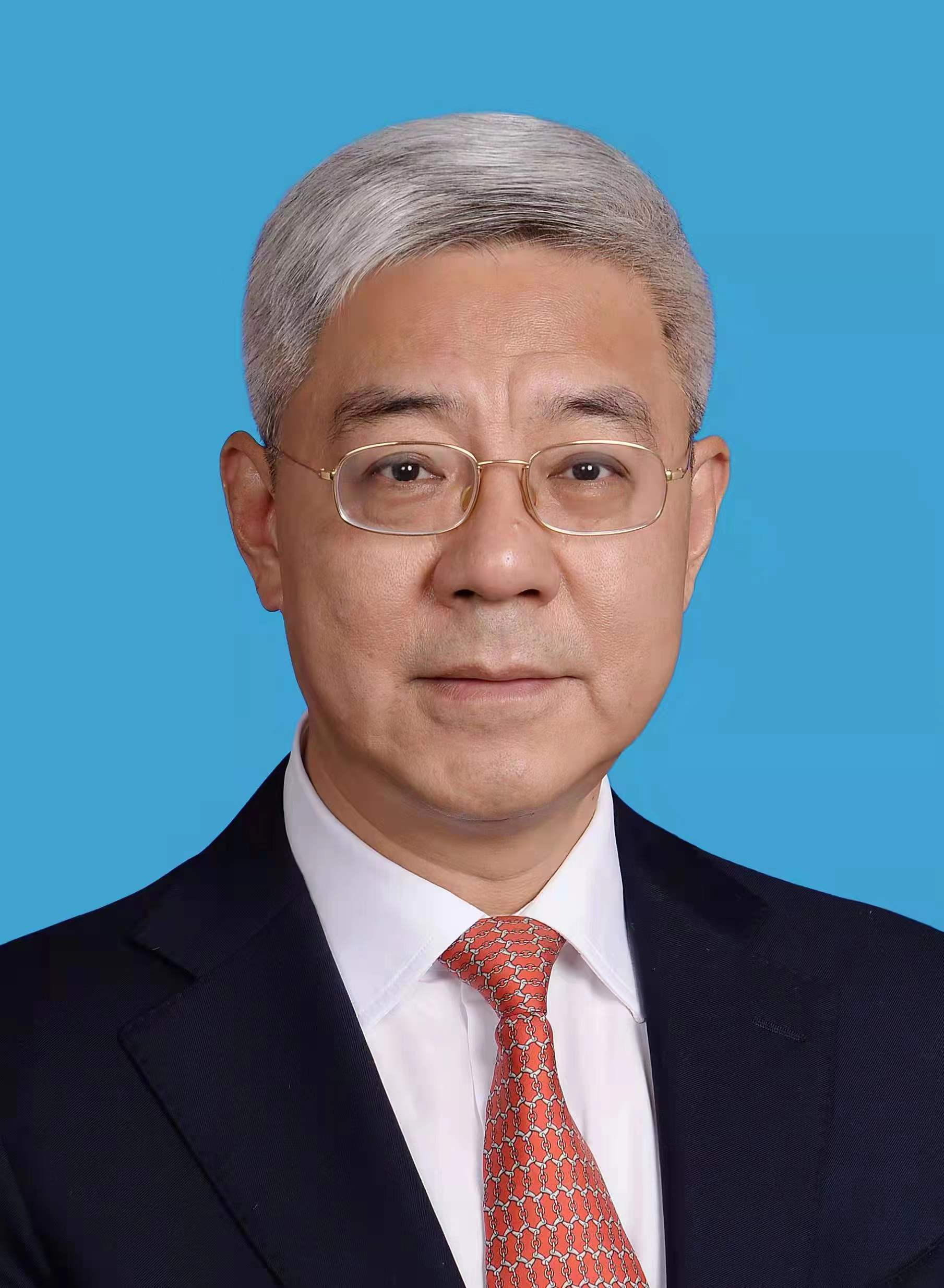 尹弘扑下身子解决实际问题
