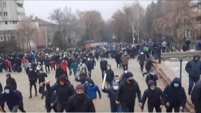 哈萨克斯坦多地爆发示威 上千人涌上街头与警察对峙