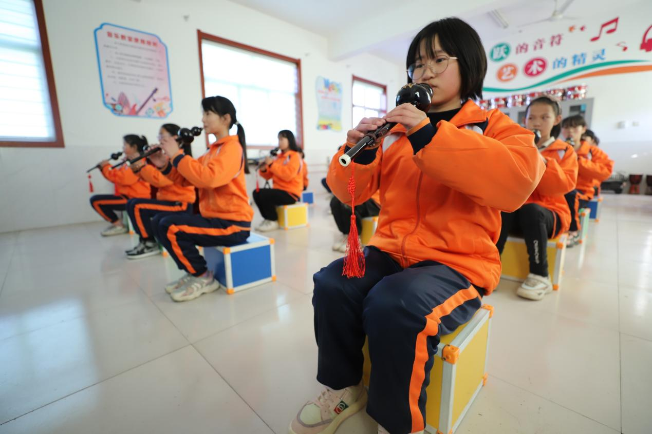平乡县游庄中心小学葫芦丝社团学生练习吹奏葫芦丝。姚友谅摄