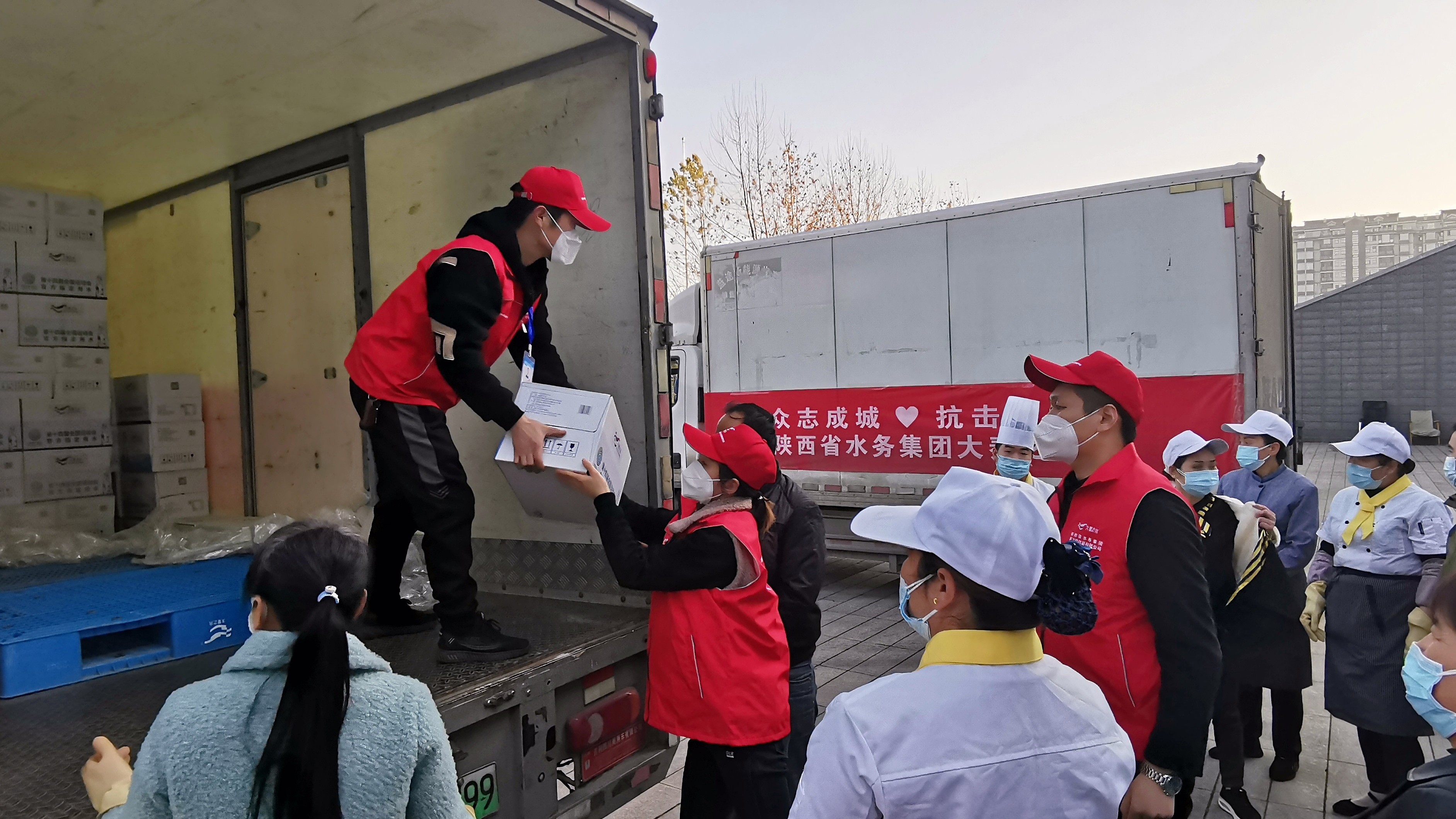 致敬媒体工作者 爱心企业陕西水务大秦之水又发力
