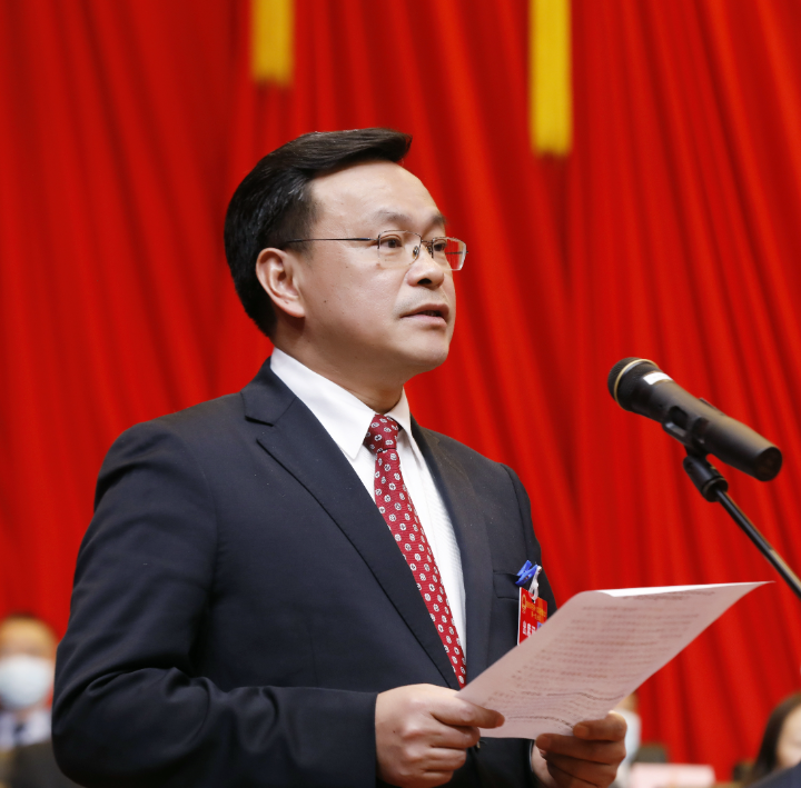 1月8日，区长陈孟文在区十八届人大一次会议闭幕会上作讲话。