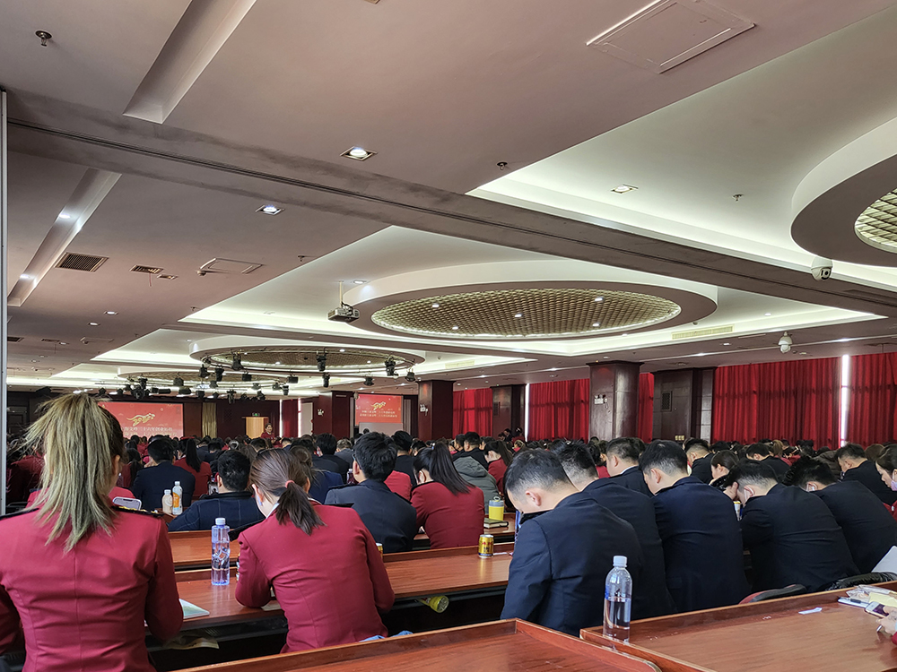 会议期间,几乎每隔20分钟,就有多名身穿黑色制服的"监察队"成员来回