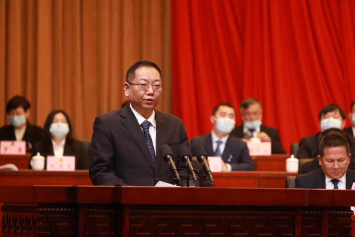 1月5日下午，廖文宪代表政协重庆市梁平区第十四届委员会常务委员会作关于提案工作情况的报告。