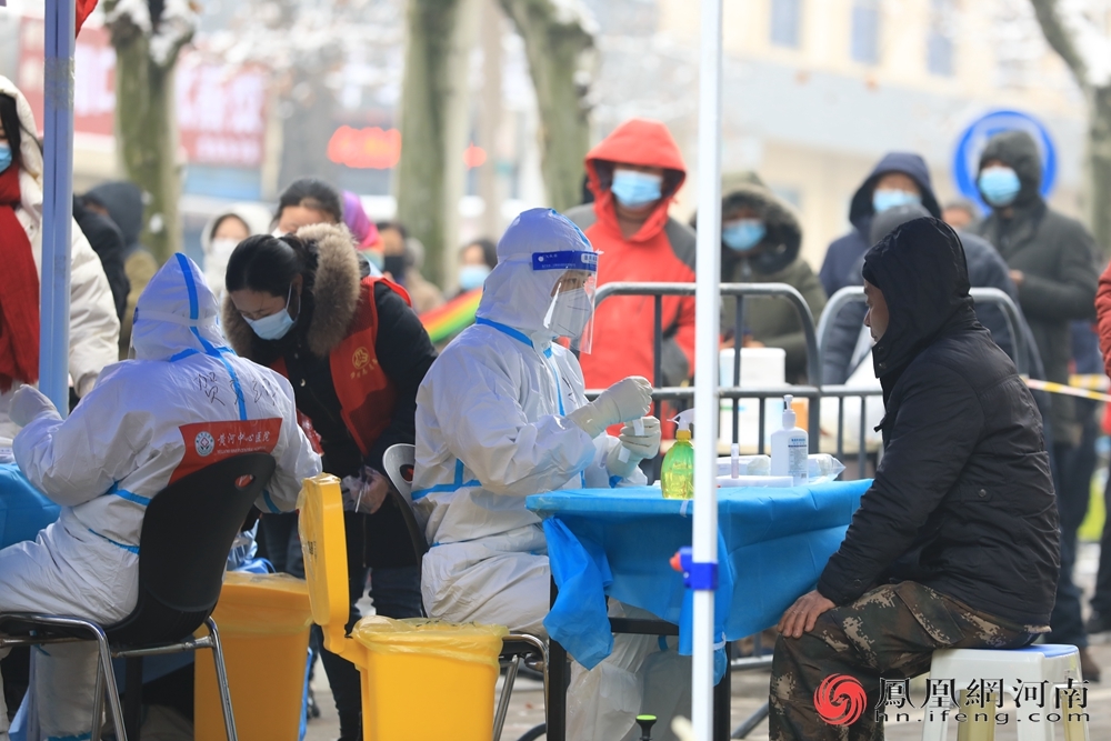 郑州开展全员核酸检测 市民雪后排队等待凤凰网河南