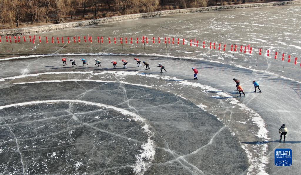1月4日，人们在沈阳北陵公园练习滑冰（无人机照片）。新华社记者 杨青 摄