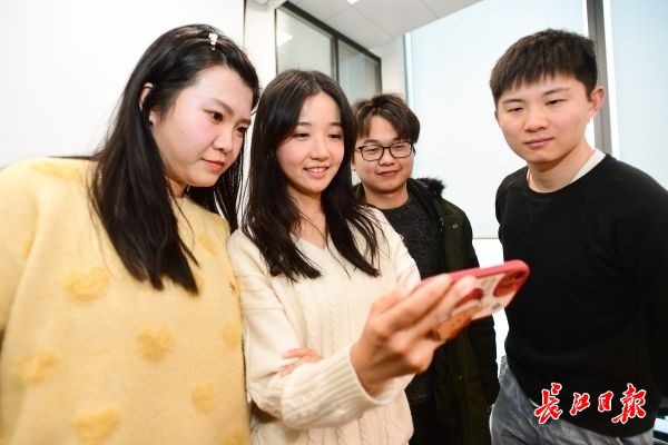 1月4日，姚贝妮、詹艺、陈远航、熊瑞康（从左至右）在看手机里的去年7月在新疆时的视频。长江日报记者史伟　摄