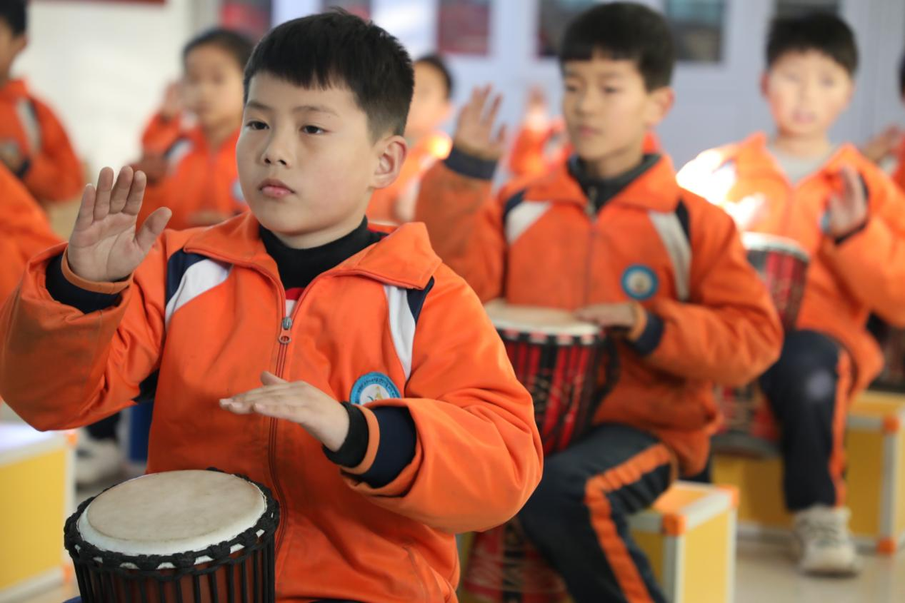 平乡县游庄中心小学非洲鼓社团学生练习敲打非洲鼓。姚友谅摄