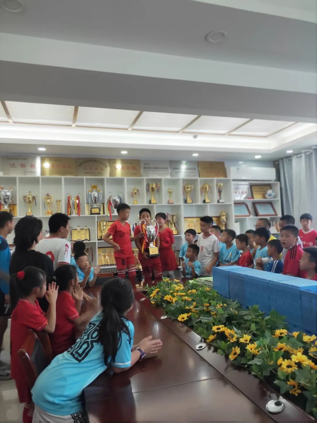 成都俱乐部参观南河小学养正足球队比赛荣誉室