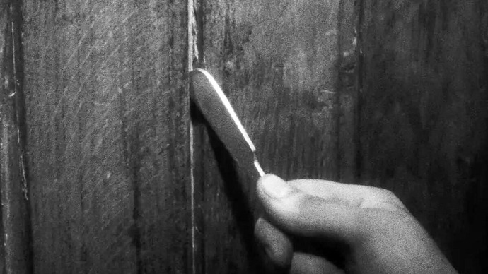 犯人用一把勺子逃出监狱，整个过程无人知晓，真实事件改编的电影