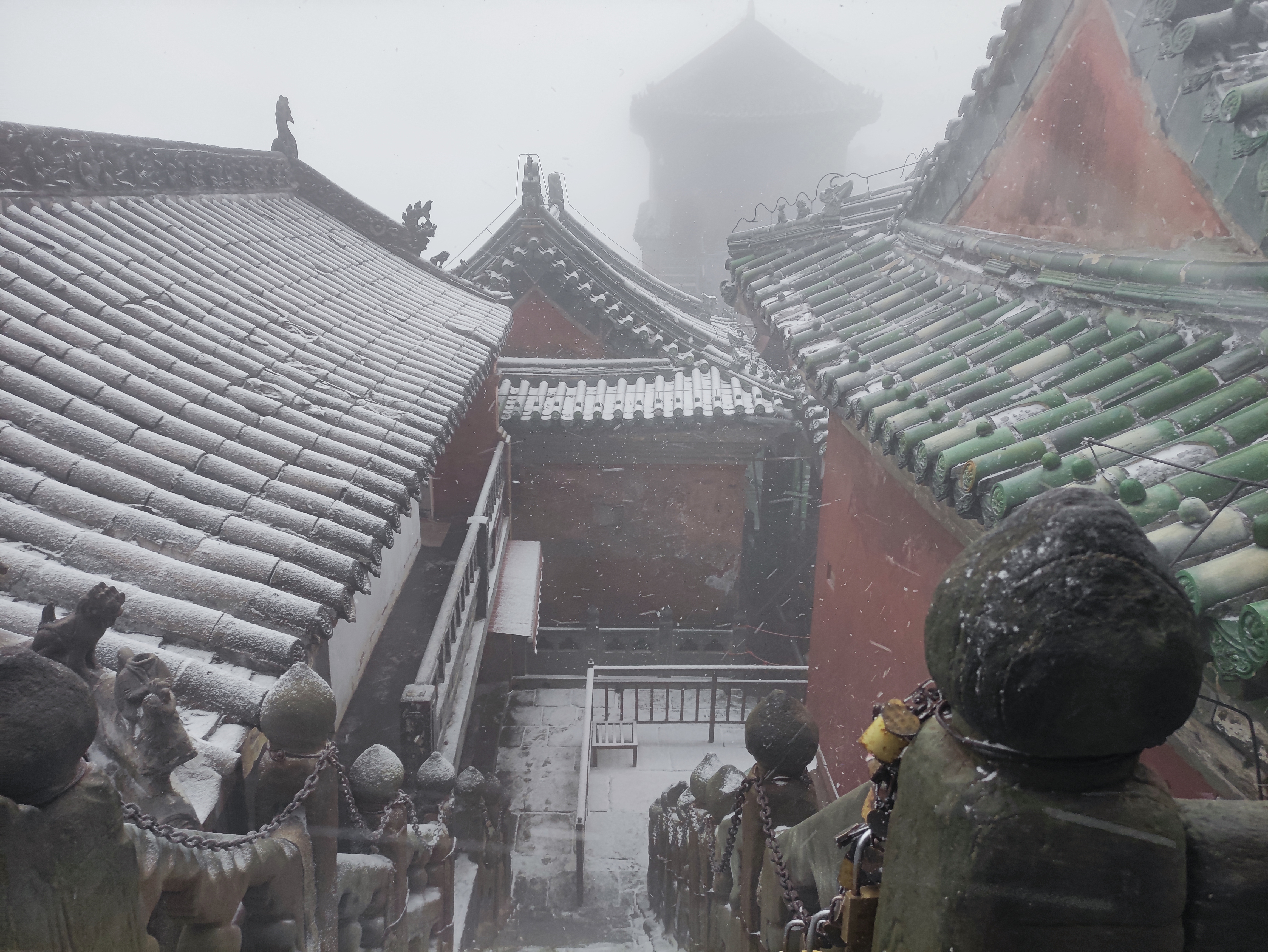 今晨十堰武當山飄下2022新年的第一場雪