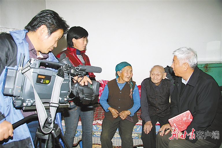 秦川及剧组进行《黑戈壁&middot;黑喇嘛》的拍摄