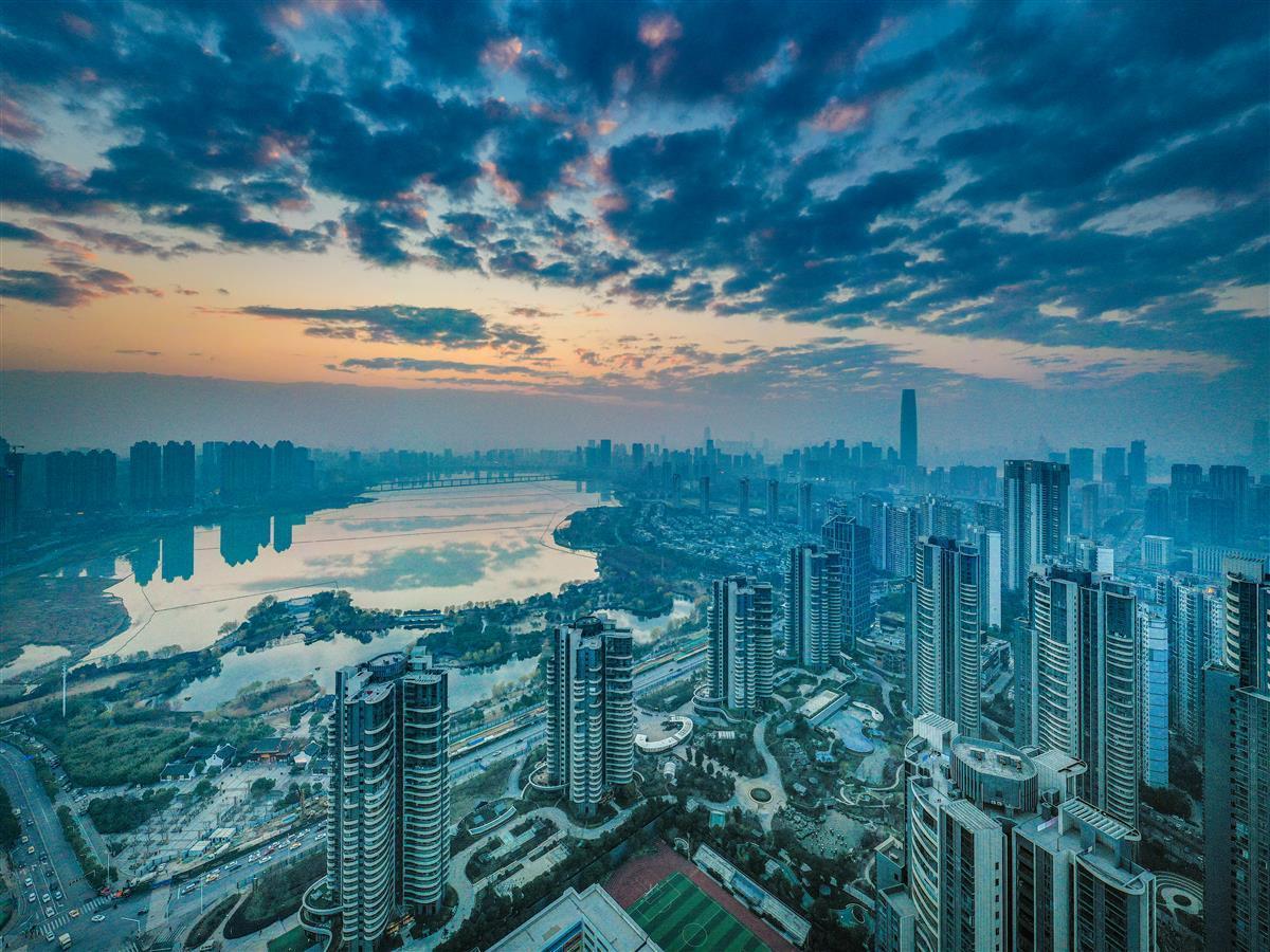 武汉傍晚天边云蒸霞蔚