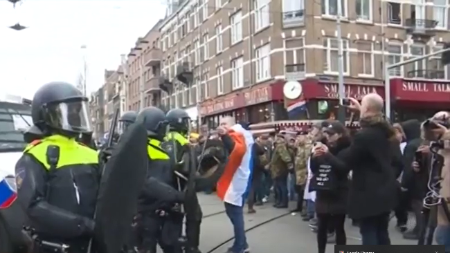 阿姆斯特丹抗议活动现场：警民爆发激烈冲突 9人被拘