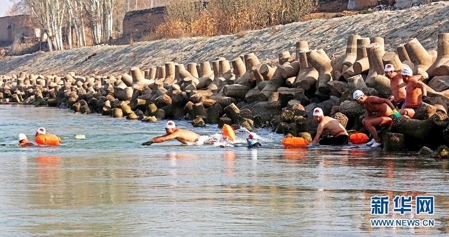 2022年元旦假期，甘肃省白银市21名冬泳健将冒着严寒来到黄河白银水川段，以漂流或横渡的方式畅游黄河，欢庆新年。新华网发（熊江彬 摄）