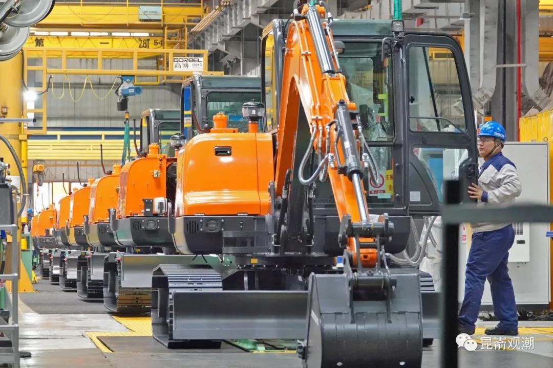 在烟台开发区斗山工程机械生产车间,工人在生产线上忙碌.