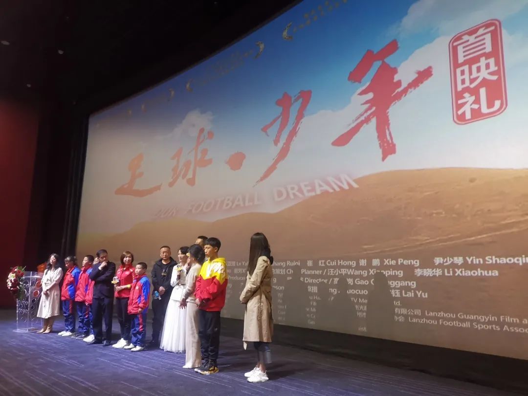 首映式现场,嘉宾和主创人员接受采访。