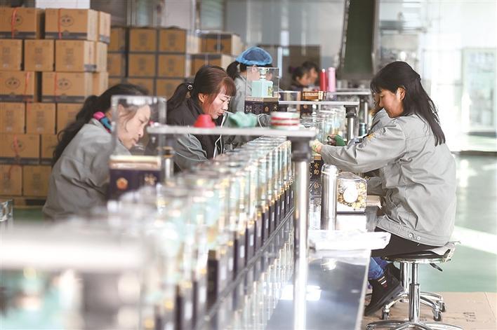 工人在汾阳市一酒企生产线上忙碌