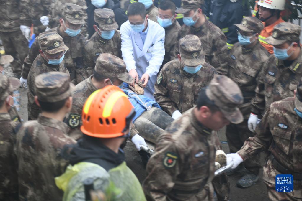 1月7日，救援人员抬出一名被困者。新华社发