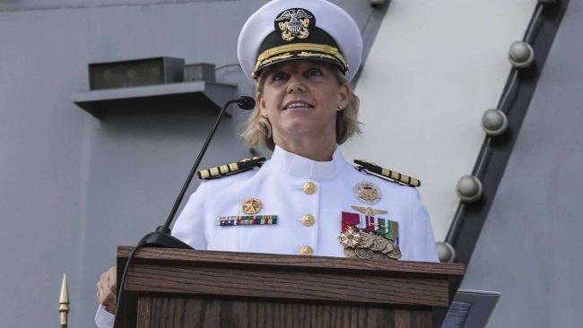 美媒：美国首位女性航母舰长指挥“林肯”号航母出海
