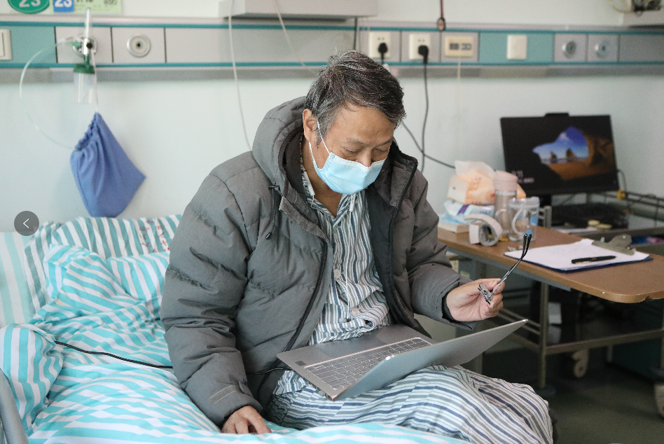 不能耽误孩子们的学业肾移植后大学教授在病床上为学生授课