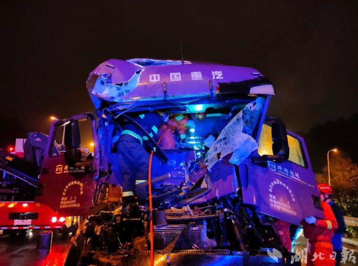 夜间切勿疲劳驾驶凌晨武汉三环线两起追尾车祸