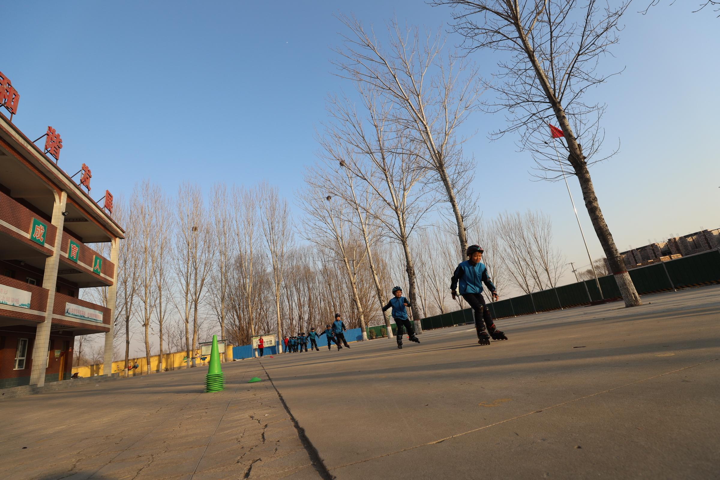 平乡县常河镇中心小学学生在练习轮滑李冰冰摄