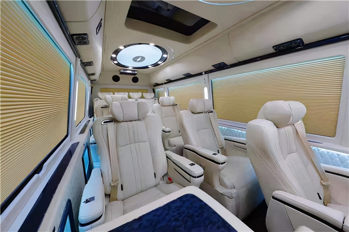 丰田考斯特11座商务车，接待用车天花板，低调大气舒适