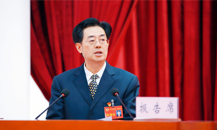 王润侠向大会作十五届县政协常务委员会工作报告