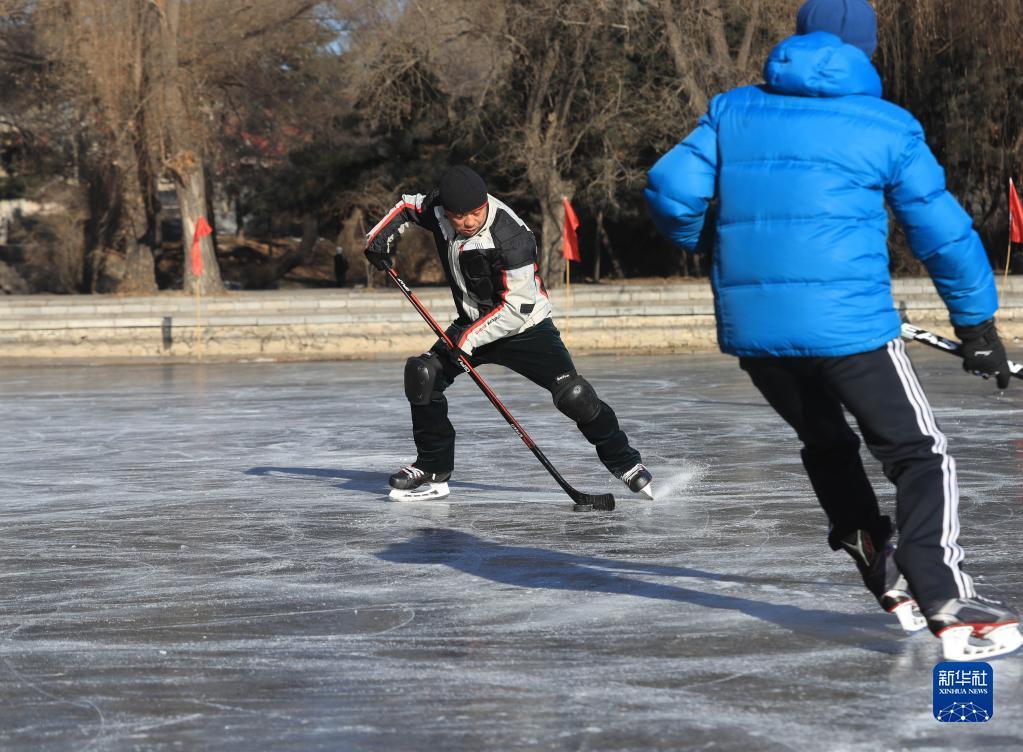 1月4日，人们在沈阳北陵公园打冰球。新华社记者 杨青 摄