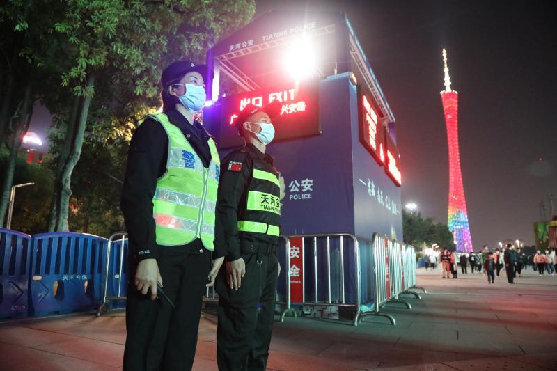 广州警方对旅游景点等重点部位巡逻防控。通讯�员供图