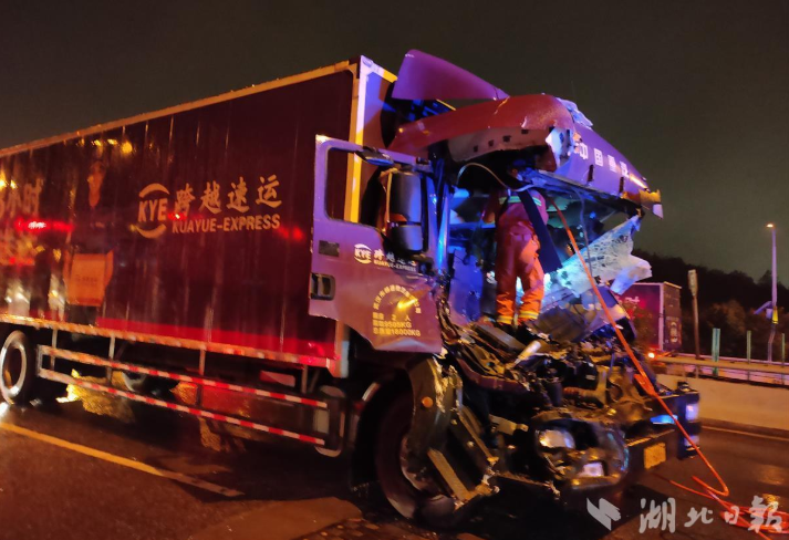 夜间切勿疲劳驾驶！凌晨武汉三环线两起追尾车祸