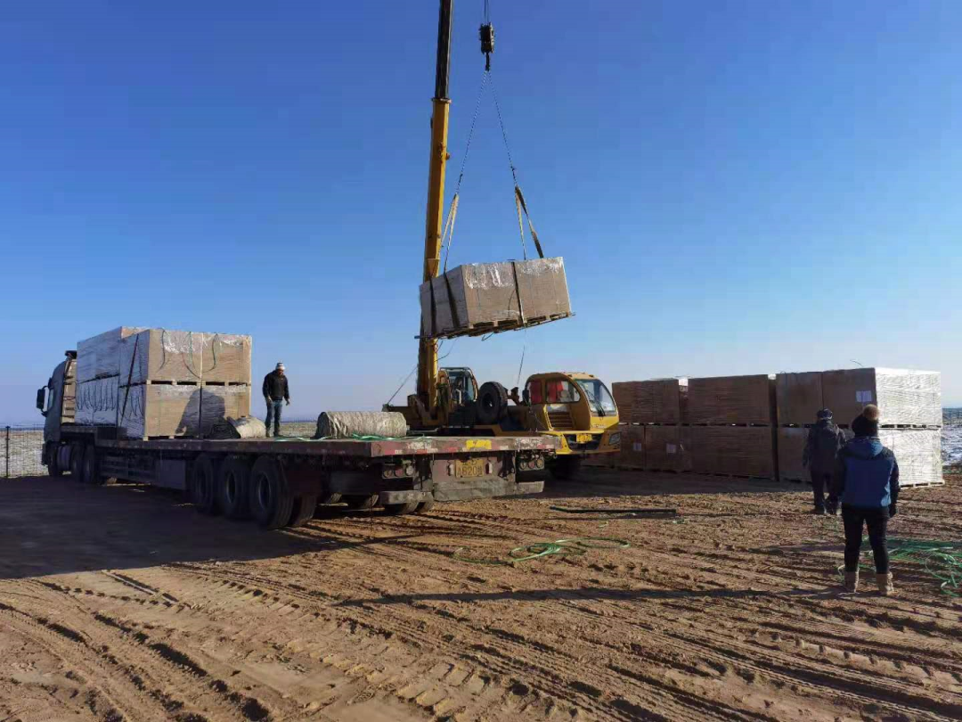 洁源沐津金川区西坡10万千瓦光伏组件到货