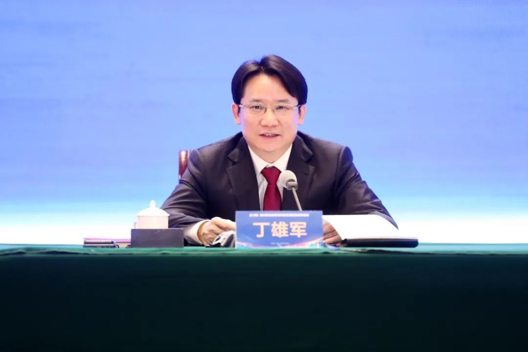 茅台集团党委副书记卓玛才让出席会议,茅台集团副总经理高山主持会议
